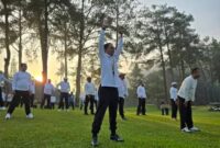 Wali Kota Batam yang juga Ex Officio Kepala BP Batam Amsakar Achmad mengikuti senam sehat di Lembah Tidar Magelang pada hari ke-2 Retreat Kepala Daerah. Foto: INIKEPRI.COM