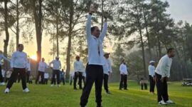 Wali Kota Batam yang juga Ex Officio Kepala BP Batam Amsakar Achmad mengikuti senam sehat di Lembah Tidar Magelang pada hari ke-2 Retreat Kepala Daerah. Foto: INIKEPRI.COM
