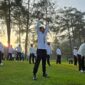 Wali Kota Batam yang juga Ex Officio Kepala BP Batam Amsakar Achmad mengikuti senam sehat di Lembah Tidar Magelang pada hari ke-2 Retreat Kepala Daerah. Foto: INIKEPRI.COM