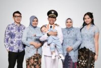 Wali Kota Batam sekaligus Ex Officio Kepala BP Batam Amsakar Achmad berfoto bersama keluarganya. Foto: Instagram @amsakarachmad