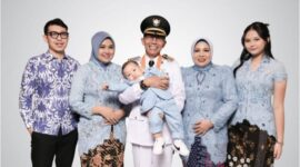 Wali Kota Batam sekaligus Ex Officio Kepala BP Batam Amsakar Achmad berfoto bersama keluarganya. Foto: Instagram @amsakarachmad