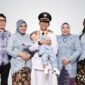 Wali Kota Batam sekaligus Ex Officio Kepala BP Batam Amsakar Achmad berfoto bersama keluarganya. Foto: Instagram @amsakarachmad
