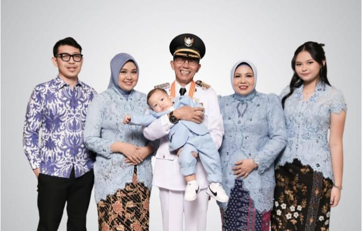 Wali Kota Batam sekaligus Ex Officio Kepala BP Batam Amsakar Achmad berfoto bersama keluarganya. Foto: Instagram @amsakarachmad