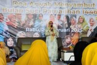 Erlita Sari, ketua Majelis Taklim Ar Rohmah yang juga istri dari Wali Kota Batam sekaligus Ex Officio Kepala BP Batam Amsakar Achmad menyampaikan kata sambutan. Foto: INIKEPRI.COM