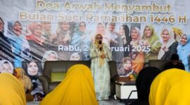 Erlita Sari, ketua Majelis Taklim Ar Rohmah yang juga istri dari Wali Kota Batam sekaligus Ex Officio Kepala BP Batam Amsakar Achmad menyampaikan kata sambutan. Foto: INIKEPRI.COM