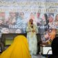 Erlita Sari, ketua Majelis Taklim Ar Rohmah yang juga istri dari Wali Kota Batam sekaligus Ex Officio Kepala BP Batam Amsakar Achmad menyampaikan kata sambutan. Foto: INIKEPRI.COM