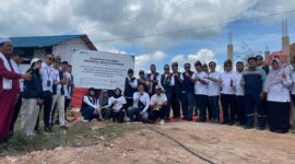 Dalam upaya menghadirkan energi listrik dan air bersih berkelanjutan, PT PLN Batam sebagai Anak Perusahaan dari PT PLN (Persero) tergabung dalam 23 BUMN yang bersinergi dengan Universitas Jenderal Soedirman untuk membangun sistem Reverse Osmosis (RO) air laut  dan Pembangkit Listrik Tenaga Surya (PLTS) di Pondok Pesantren Darussalam Al-Gontory, Batam. Foto: INIKEPRI.COM