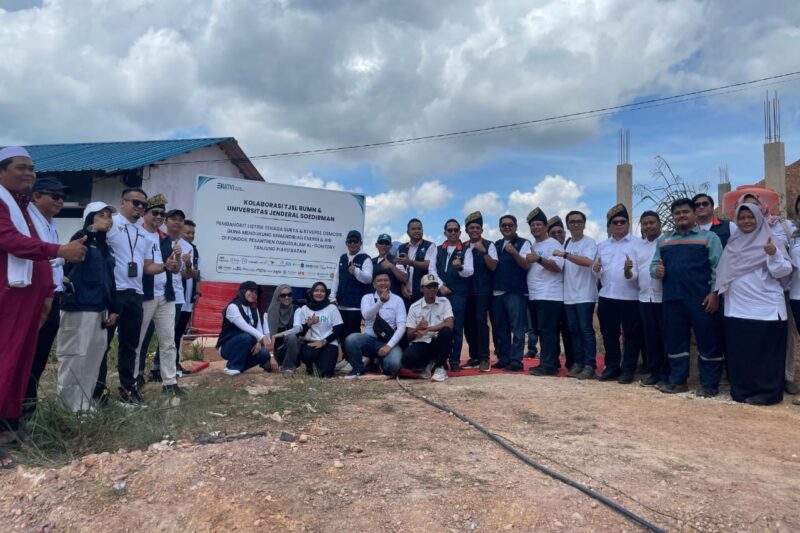 Dalam upaya menghadirkan energi listrik dan air bersih berkelanjutan, PT PLN Batam sebagai Anak Perusahaan dari PT PLN (Persero) tergabung dalam 23 BUMN yang bersinergi dengan Universitas Jenderal Soedirman untuk membangun sistem Reverse Osmosis (RO) air laut  dan Pembangkit Listrik Tenaga Surya (PLTS) di Pondok Pesantren Darussalam Al-Gontory, Batam. Foto: INIKEPRI.COM