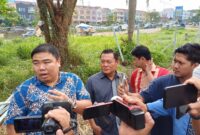 Baju Biru - Rudianto Pengacara Warga Pemilik Ruko Tanah Mas, Erwin salah satu perwakilan warga ruko komplek Tanah Mas. Foto: INIKEPRI.COM
