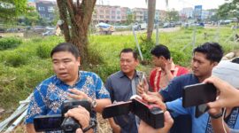 Baju Biru - Rudianto Pengacara Warga Pemilik Ruko Tanah Mas, Erwin salah satu perwakilan warga ruko komplek Tanah Mas. Foto: INIKEPRI.COM