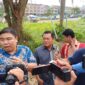 Baju Biru - Rudianto Pengacara Warga Pemilik Ruko Tanah Mas, Erwin salah satu perwakilan warga ruko komplek Tanah Mas. Foto: INIKEPRI.COM