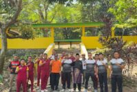 Sebagai bagian dari upaya pelestarian Cagar budaya yang menjadi warisan sejarah Kabupaten Lingga, AKBP Apri Fajar Hermanto, S.I.K., Kapolres Lingga menginisiasi kegiatan bakti sosial berupa gotong royong pengecatan dan pembersihan pada kompleks Makam Keluarga Temenggung Jamaludin dan Datuk Kaya Montel, kegiatan tersebut dilaksanakan oleh AKP Mayson Syafri, Kapolsek Daik Lingga bersama Personel Polsek Daik Lingga dan Oktanius Wirsal, S.Sos, Kepala BPBD Lingga serta Faif Sundoyo, Kepala Desa Mepar dan masyarakat desa Mepar, kegiatan ini dilaksanakan pada Sabtu (1/2/2025) sore. Foto: Humas Polres Lingga 