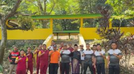 Sebagai bagian dari upaya pelestarian Cagar budaya yang menjadi warisan sejarah Kabupaten Lingga, AKBP Apri Fajar Hermanto, S.I.K., Kapolres Lingga menginisiasi kegiatan bakti sosial berupa gotong royong pengecatan dan pembersihan pada kompleks Makam Keluarga Temenggung Jamaludin dan Datuk Kaya Montel, kegiatan tersebut dilaksanakan oleh AKP Mayson Syafri, Kapolsek Daik Lingga bersama Personel Polsek Daik Lingga dan Oktanius Wirsal, S.Sos, Kepala BPBD Lingga serta Faif Sundoyo, Kepala Desa Mepar dan masyarakat desa Mepar, kegiatan ini dilaksanakan pada Sabtu (1/2/2025) sore. Foto: Humas Polres Lingga 