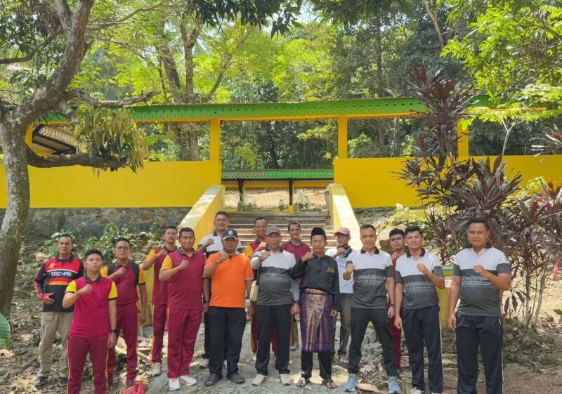 Sebagai bagian dari upaya pelestarian Cagar budaya yang menjadi warisan sejarah Kabupaten Lingga, AKBP Apri Fajar Hermanto, S.I.K., Kapolres Lingga menginisiasi kegiatan bakti sosial berupa gotong royong pengecatan dan pembersihan pada kompleks Makam Keluarga Temenggung Jamaludin dan Datuk Kaya Montel, kegiatan tersebut dilaksanakan oleh AKP Mayson Syafri, Kapolsek Daik Lingga bersama Personel Polsek Daik Lingga dan Oktanius Wirsal, S.Sos, Kepala BPBD Lingga serta Faif Sundoyo, Kepala Desa Mepar dan masyarakat desa Mepar, kegiatan ini dilaksanakan pada Sabtu (1/2/2025) sore. Foto: Humas Polres Lingga 