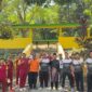Sebagai bagian dari upaya pelestarian Cagar budaya yang menjadi warisan sejarah Kabupaten Lingga, AKBP Apri Fajar Hermanto, S.I.K., Kapolres Lingga menginisiasi kegiatan bakti sosial berupa gotong royong pengecatan dan pembersihan pada kompleks Makam Keluarga Temenggung Jamaludin dan Datuk Kaya Montel, kegiatan tersebut dilaksanakan oleh AKP Mayson Syafri, Kapolsek Daik Lingga bersama Personel Polsek Daik Lingga dan Oktanius Wirsal, S.Sos, Kepala BPBD Lingga serta Faif Sundoyo, Kepala Desa Mepar dan masyarakat desa Mepar, kegiatan ini dilaksanakan pada Sabtu (1/2/2025) sore. Foto: Humas Polres Lingga 