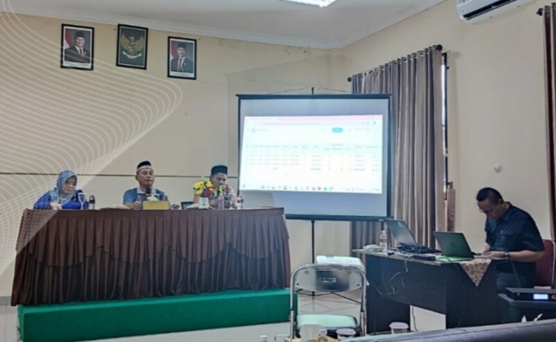 Kegiatan Bedah DIPA Satker MTsN Tanjungpinang berlangsung secara spesifik dan mendalam dengan arahan langsung  dari Kepala Bidang Pendidikan Madrasah (Kabid Penmad) Kantor Wilayah Kementerian Agama Provinsi Kepulauan Riau, Subadi. Foto: Kemenag Kepri 