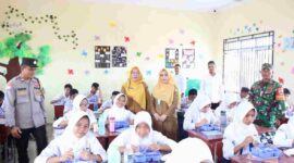 Badan Gizi Nasional (BGN) kembali melaksanakan program Makan Bergizi bagi siswa di Tanjungpinang. Program tersebut menyasar 871 siswa SMP Negeri 16 dan 402 siswa SD Negeri 016 di Kecamatan Tanjungpinang Timur. Foto: INIKEPRI.COM/Diskominfo Tanjungpinang 