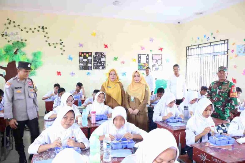Badan Gizi Nasional (BGN) kembali melaksanakan program Makan Bergizi bagi siswa di Tanjungpinang. Program tersebut menyasar 871 siswa SMP Negeri 16 dan 402 siswa SD Negeri 016 di Kecamatan Tanjungpinang Timur. Foto: INIKEPRI.COM/Diskominfo Tanjungpinang