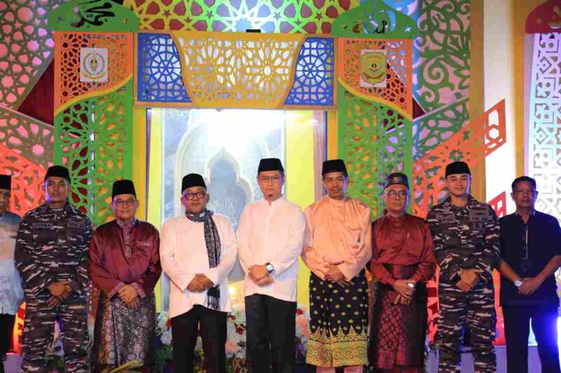 Sekretaris Daerah Kota Tanjungpinang, Zulhidayat, membuka Musabaqah Tilawatil Quran (MTQ) XIX tingkat Kecamatan Tanjungpinang Timur 2025 di halaman Masjid Al Amin, Kelurahan Kampung Bulang, Selasa (11/2/2025) malam. Foto: INIKEPRI.COM