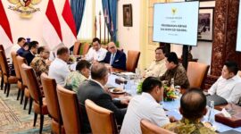 Presiden Prabowo Subianto menggelar pertemuan dengan jajaran Menteri Kabinet Merah Putih di Istana Merdeka Jakarta/Foto: BPMI Setpres/Rusman