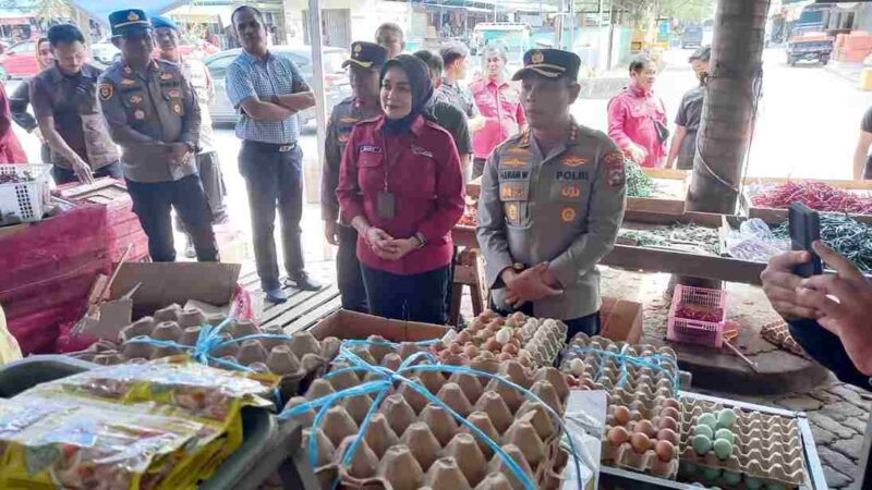 Menjelang Ramadan, Polresta Tanjungpinang bersama Dinas Perdagangan dan Perindustrian (Disdagin) menggelar inspeksi mendadak (sidak) di sejumlah lokasi, Kamis (27/2/2025), guna memastikan stok dan harga bahan pokok tetap stabil. Salah satu titik yang disasar adalah Pasar Bintan Center. Foto: INIKEPRI.COM/Diskominfo Tanjungpinang