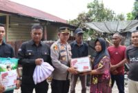 Bantuan sembako dari Kapolres Lingga untuk Hayati (67) korban kebakaran rumah yang terjadi pada Minggu tanggal 2 Februari 2025 sekira pukul 01.20 wib di Bukit Abun RT.002/RW 001 Kelurahan Dabo Lama, Kecamatan Singkep, Minggu (2/2/2025). Foto: Humas Polres Lingga 