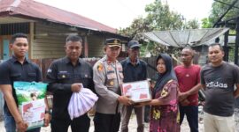 Bantuan sembako dari Kapolres Lingga untuk Hayati (67) korban kebakaran rumah yang terjadi pada Minggu tanggal 2 Februari 2025 sekira pukul 01.20 wib di Bukit Abun RT.002/RW 001 Kelurahan Dabo Lama, Kecamatan Singkep, Minggu (2/2/2025). Foto: Humas Polres Lingga 