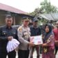 Bantuan sembako dari Kapolres Lingga untuk Hayati (67) korban kebakaran rumah yang terjadi pada Minggu tanggal 2 Februari 2025 sekira pukul 01.20 wib di Bukit Abun RT.002/RW 001 Kelurahan Dabo Lama, Kecamatan Singkep, Minggu (2/2/2025). Foto: Humas Polres Lingga 