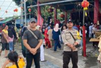 Personel Polsek Senayang mengamankan rangkaian kegiatan Perayaan Imlek 2576 Kongzili yang berlangsung di Klenteng Cetya Satya Kalama, Kecamatan Senayang Kabupaten Lingga. Foto: Humas Polres Lingga 
