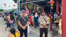 Personel Polsek Senayang mengamankan rangkaian kegiatan Perayaan Imlek 2576 Kongzili yang berlangsung di Klenteng Cetya Satya Kalama, Kecamatan Senayang Kabupaten Lingga. Foto: Humas Polres Lingga 