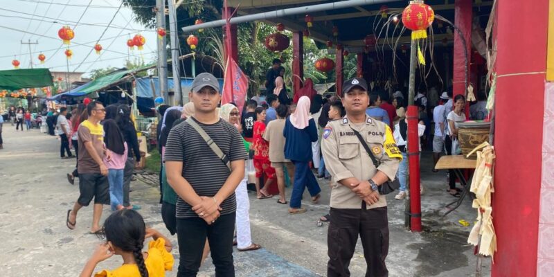 Personel Polsek Senayang mengamankan rangkaian kegiatan Perayaan Imlek 2576 Kongzili yang berlangsung di Klenteng Cetya Satya Kalama, Kecamatan Senayang Kabupaten Lingga. Foto: Humas Polres Lingga 