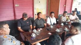 Kepolisian Sektor (Polsek) Daik Lingga mengadakan acara Coffee Morning bersama awak media. Acara ini berlangsung di kedai kopi Pak Ngah Edi Sawin Daik Lingga, pada Rabu pagi (5/2/2025). Foto: Humas Polres Lingga 