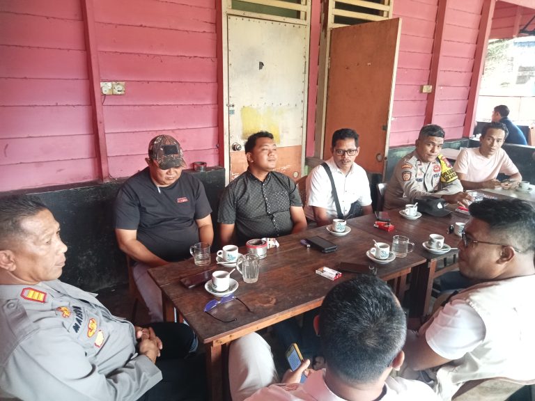 Kepolisian Sektor (Polsek) Daik Lingga mengadakan acara Coffee Morning bersama awak media. Acara ini berlangsung di kedai kopi Pak Ngah Edi Sawin Daik Lingga, pada Rabu pagi (5/2/2025). Foto: Humas Polres Lingga 