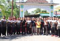 Polres Lingga kembali menunjukkan komitmennya dalam memberikan pelayanan terbaik kepada masyarakat dengan menggelar kegiatan bersih-bersih rumah ibadah di Masjid Miftahul Jannah di kampung Damnah desa Setajam, Kecamatan Singkep, Kabupaten Lingga. Kegiatan ini dipimpin langsung oleh Kompol Andi Sutrisno, A.md., S.H., M.H., Wakapolres Lingga, Jumat, (7/2/2025). Foto; Humas Polres Lingga 