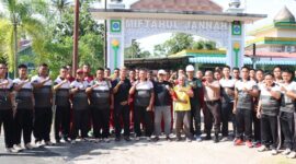 Polres Lingga kembali menunjukkan komitmennya dalam memberikan pelayanan terbaik kepada masyarakat dengan menggelar kegiatan bersih-bersih rumah ibadah di Masjid Miftahul Jannah di kampung Damnah desa Setajam, Kecamatan Singkep, Kabupaten Lingga. Kegiatan ini dipimpin langsung oleh Kompol Andi Sutrisno, A.md., S.H., M.H., Wakapolres Lingga, Jumat, (7/2/2025). Foto; Humas Polres Lingga 