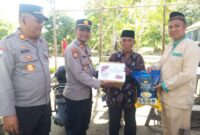 Penyaluran Paket Sembako dari Kapolres Lingga kembali di salurkan melalui AKP Sri Budianto, Kasat Binmas Polres Lingga dan bersama IPTU Henry Gunawan, Kapolsek Singkep Barat kepada masyarakat kurang mampu di Desa Tunjuk Kecamatan Singkep Barat. Kegiatan ini dilaksanakan pada Jumat, (7/2/2025). Foto: INIKEPRI.COM/Humas Polres Lingga 
