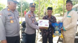 Penyaluran Paket Sembako dari Kapolres Lingga kembali di salurkan melalui AKP Sri Budianto, Kasat Binmas Polres Lingga dan bersama IPTU Henry Gunawan, Kapolsek Singkep Barat kepada masyarakat kurang mampu di Desa Tunjuk Kecamatan Singkep Barat. Kegiatan ini dilaksanakan pada Jumat, (7/2/2025). Foto: INIKEPRI.COM/Humas Polres Lingga 