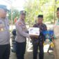 Penyaluran Paket Sembako dari Kapolres Lingga kembali di salurkan melalui AKP Sri Budianto, Kasat Binmas Polres Lingga dan bersama IPTU Henry Gunawan, Kapolsek Singkep Barat kepada masyarakat kurang mampu di Desa Tunjuk Kecamatan Singkep Barat. Kegiatan ini dilaksanakan pada Jumat, (7/2/2025). Foto: INIKEPRI.COM/Humas Polres Lingga 