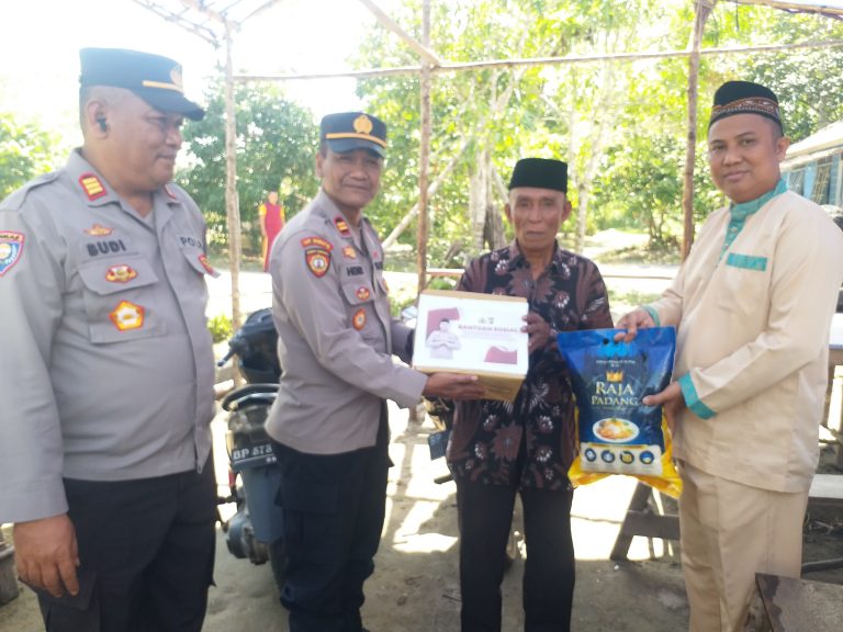 Penyaluran Paket Sembako dari Kapolres Lingga kembali di salurkan melalui AKP Sri Budianto, Kasat Binmas Polres Lingga dan bersama IPTU Henry Gunawan, Kapolsek Singkep Barat kepada masyarakat kurang mampu di Desa Tunjuk Kecamatan Singkep Barat. Kegiatan ini dilaksanakan pada Jumat, (7/2/2025). Foto: INIKEPRI.COM/Humas Polres Lingga 
