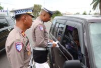 Hari Pertama Keselamatan Seligi 2025 Sat Lantas Polres Lingga berikan pelayanan, penyuluhan dan teguran dengan membagikan brosur Petunjuk keselamatan berlalu lintas kepada pengguna jalan di wilayah Hukum Polres Lingga. Foto: INIKEPRI.COM