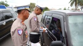 Hari Pertama Keselamatan Seligi 2025 Sat Lantas Polres Lingga berikan pelayanan, penyuluhan dan teguran dengan membagikan brosur Petunjuk keselamatan berlalu lintas kepada pengguna jalan di wilayah Hukum Polres Lingga. Foto: INIKEPRI.COM