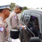 Hari Pertama Keselamatan Seligi 2025 Sat Lantas Polres Lingga berikan pelayanan, penyuluhan dan teguran dengan membagikan brosur Petunjuk keselamatan berlalu lintas kepada pengguna jalan di wilayah Hukum Polres Lingga. Foto: INIKEPRI.COM
