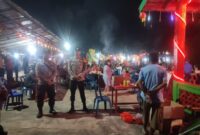 Kegiatan Sembahyang Keselamatan Perayaan Tahunan Malam Puncak Imlek Cap GHO Meh 2576 Nguang Thian Siang Tee Bio & Ng Nguang Thian Siang Tee Bio yang diselenggarakan di Desa Kudung, Kecamatan Lingga Timur, Kabupaten Lingga pada Rabu malam mendapat pengamanan ketat oleh personel Polsek Daik Lingga, Rabu (12/2/2025). Foto: INIKEPRI.COM
