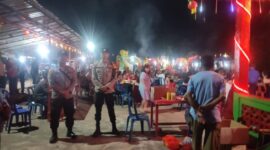 Kegiatan Sembahyang Keselamatan Perayaan Tahunan Malam Puncak Imlek Cap GHO Meh 2576 Nguang Thian Siang Tee Bio & Ng Nguang Thian Siang Tee Bio yang diselenggarakan di Desa Kudung, Kecamatan Lingga Timur, Kabupaten Lingga pada Rabu malam mendapat pengamanan ketat oleh personel Polsek Daik Lingga, Rabu (12/2/2025). Foto: INIKEPRI.COM
