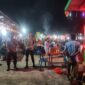 Kegiatan Sembahyang Keselamatan Perayaan Tahunan Malam Puncak Imlek Cap GHO Meh 2576 Nguang Thian Siang Tee Bio & Ng Nguang Thian Siang Tee Bio yang diselenggarakan di Desa Kudung, Kecamatan Lingga Timur, Kabupaten Lingga pada Rabu malam mendapat pengamanan ketat oleh personel Polsek Daik Lingga, Rabu (12/2/2025). Foto: INIKEPRI.COM
