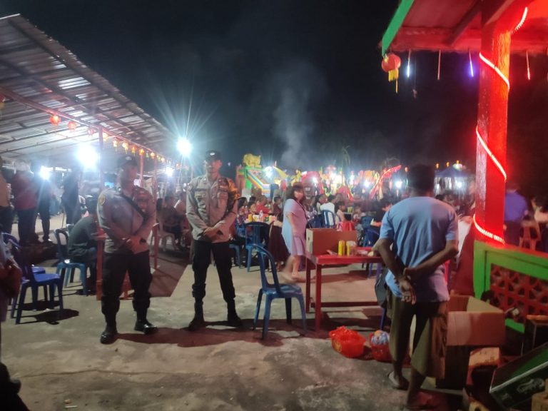 Kegiatan Sembahyang Keselamatan Perayaan Tahunan Malam Puncak Imlek Cap GHO Meh 2576 Nguang Thian Siang Tee Bio & Ng Nguang Thian Siang Tee Bio yang diselenggarakan di Desa Kudung, Kecamatan Lingga Timur, Kabupaten Lingga pada Rabu malam mendapat pengamanan ketat oleh personel Polsek Daik Lingga, Rabu (12/2/2025). Foto: INIKEPRI.COM
