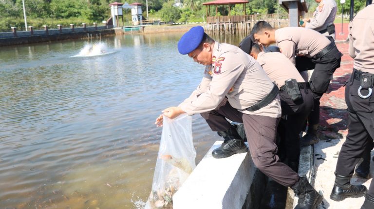 Untuk mendukung Ketahanan Pangan Nasional Asta Cita bidang perikanan, AKBP Apri Fajar Hermanto, S.I.K., Kapolres Lingga Tebar 10.000 benih ikan Nila ke kolam ketahanan pangan Polres Lingga, Sabtu (15/2/2025). Foto: INIKEPRI.COM/Polres Lingga 