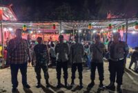 Pengamanan dilakukan oleh personel Polsek Senayang pada ibadah Sembahyang keselamatan Suak Buaya di Klenteng Cetiya Hian Tian Sian Ti di Kecamatan Senayang, Minggu (16/2/2025). Foto; INIKEPRI.COM