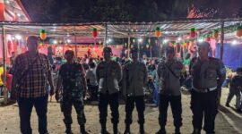 Pengamanan dilakukan oleh personel Polsek Senayang pada ibadah Sembahyang keselamatan Suak Buaya di Klenteng Cetiya Hian Tian Sian Ti di Kecamatan Senayang, Minggu (16/2/2025). Foto; INIKEPRI.COM