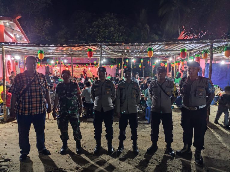Pengamanan dilakukan oleh personel Polsek Senayang pada ibadah Sembahyang keselamatan Suak Buaya di Klenteng Cetiya Hian Tian Sian Ti di Kecamatan Senayang, Minggu (16/2/2025). Foto; INIKEPRI.COM